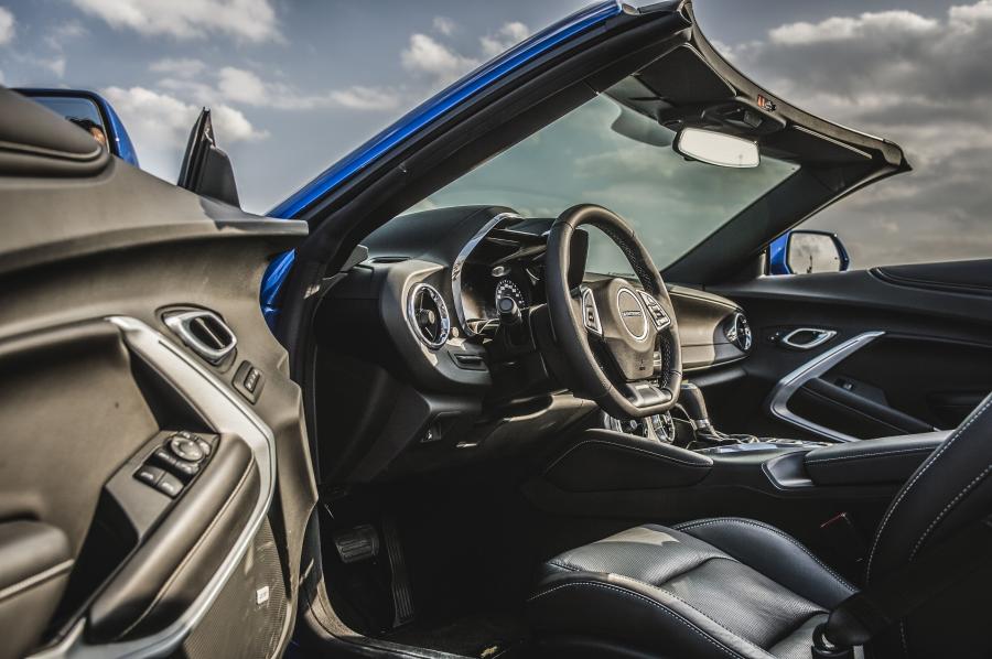 Интерьер Chevrolet Camaro Convertible 2016 года  (JP) (фото 7 из 7)